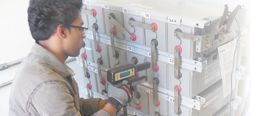Técnico de SIE realizando pruebas y mantenimiento eléctrico a banco de baterías industriales